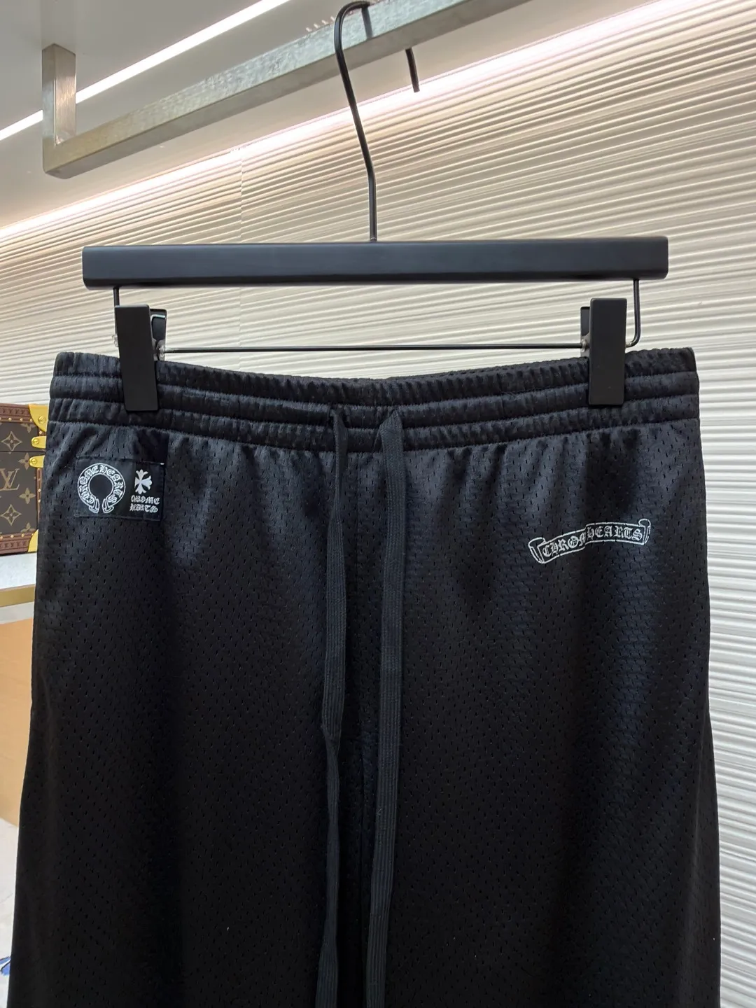 Chrome Hearts ice hockey uniform letter printed trousers ●Original version: purchased and developed by 10989 ●Item number: 1681769-A40 ●Fabric: high-density breathable mesh fabric ●Technology: printing production ●Color: black ●Version: fitted version ●Weight: about 535 grams ●Size: S-M-L ●Description: Made of high-density breathable mesh fabric, treated with soft washing technology, it is smooth to the touch and breathable, and will not feel stuffy after long-term wear. The side of the trousers is decorated with embossed pattern embroidery, which is made through multi-layer needlework technology. The texture is three-dimensional and exquisite, and it is not easy to fall off, highlighting the dark aesthetic style of the brand. The waist is equipped with a drawstring design, which is suitable for various waistlines and can be worn without restraint. The fit is a loose, straight cut, with natural hems to ensure a neat look and plenty of room for movement. The stitching of the whole trousers is neat and even, and there is no accumulation of burrs in the details. The size is measured manually (an error of 1-3CM is normal). The craftsmanship balances comfort attributes and trendy design. It is a street style item with both practicality and style. The overall wiring is straight and delicate, the fabric is comfortable and soft, and the color is consistent without color difference. It can be matched with the same style to create a fashionable look and control various occasions. Customized accessories, complete with three standards, same style for men and women!
